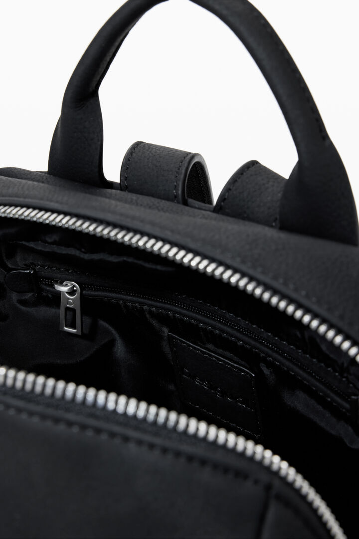 Mochila bolsillos tachuelas pequeña | Desigual