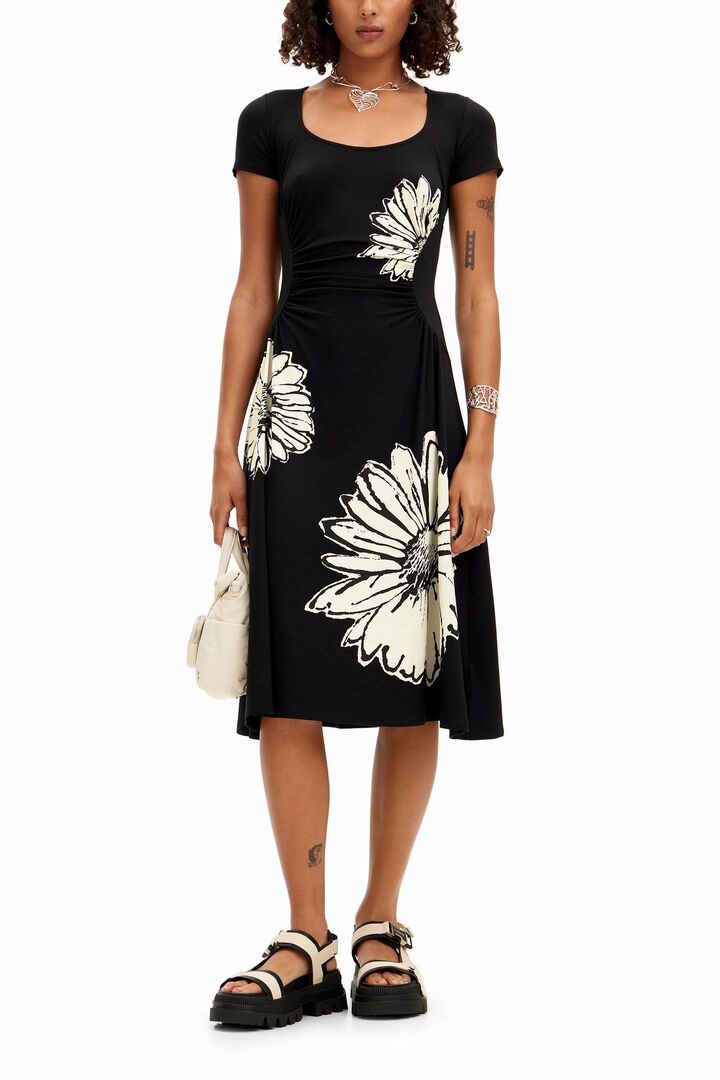 Vestido midi de manga corta con escote y margaritas | Desigual