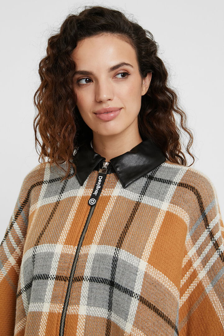 Collar and zipper plaid poncho | Desigual