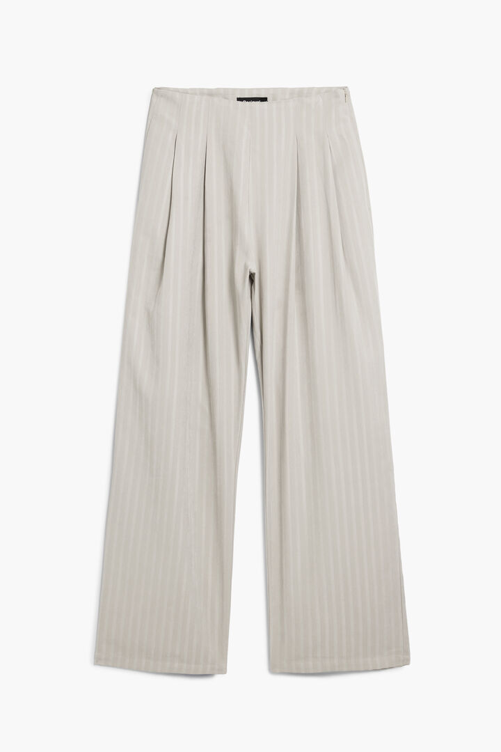 Pleated trousers with waistband