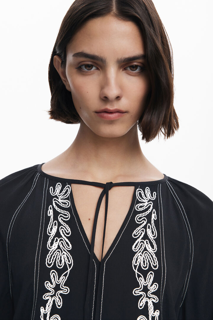 Blouse with contrast embroidery | Desigual