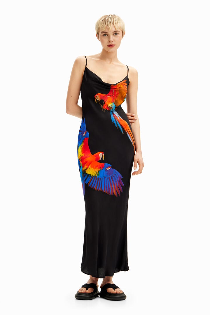 Satijnen jurk met schouderbandjes en tropische papegaaien Tyler McGillivary