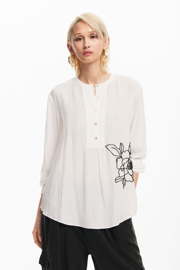 Blusa flor bordada