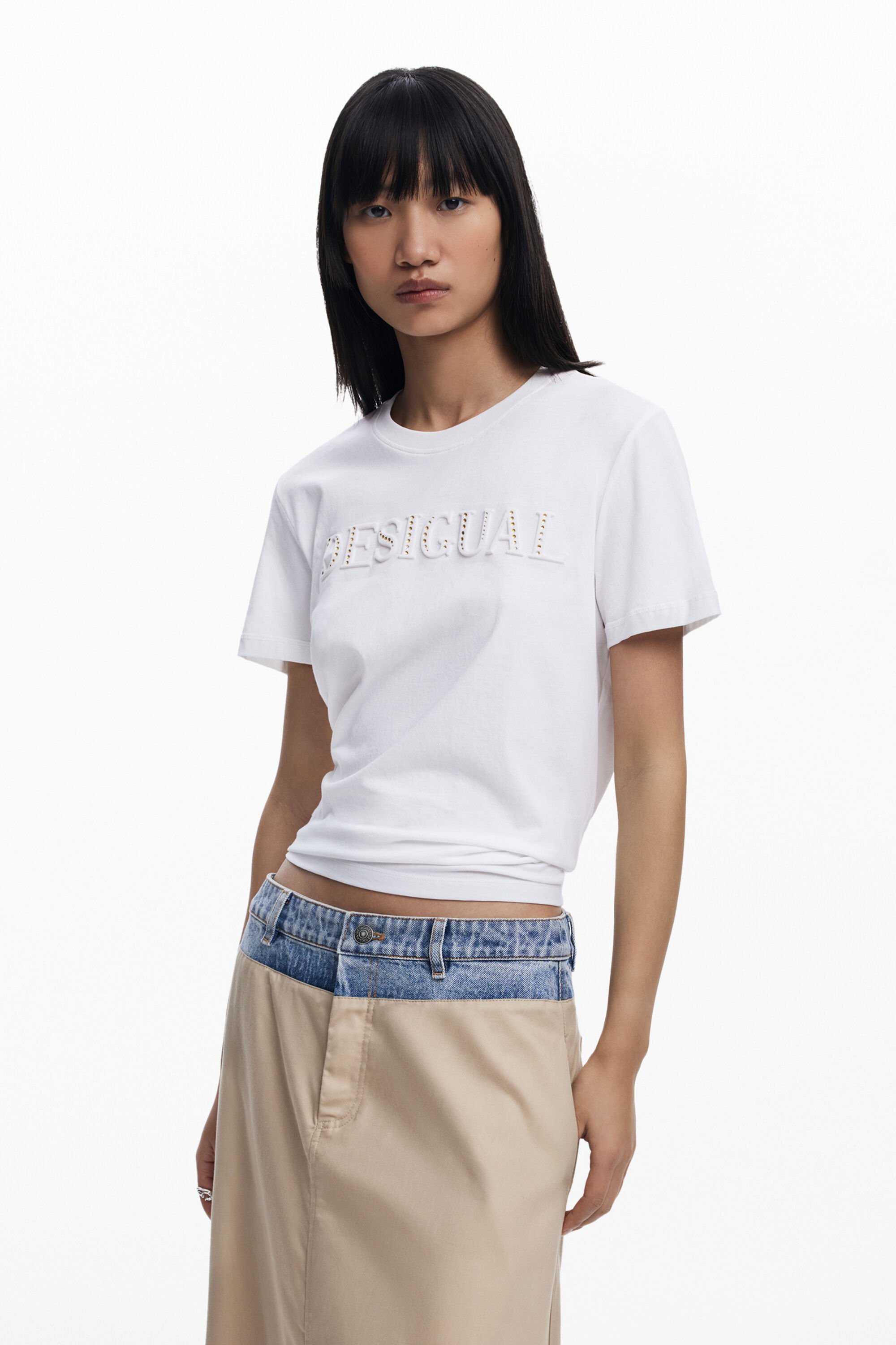 Camiseta logo tachuelas