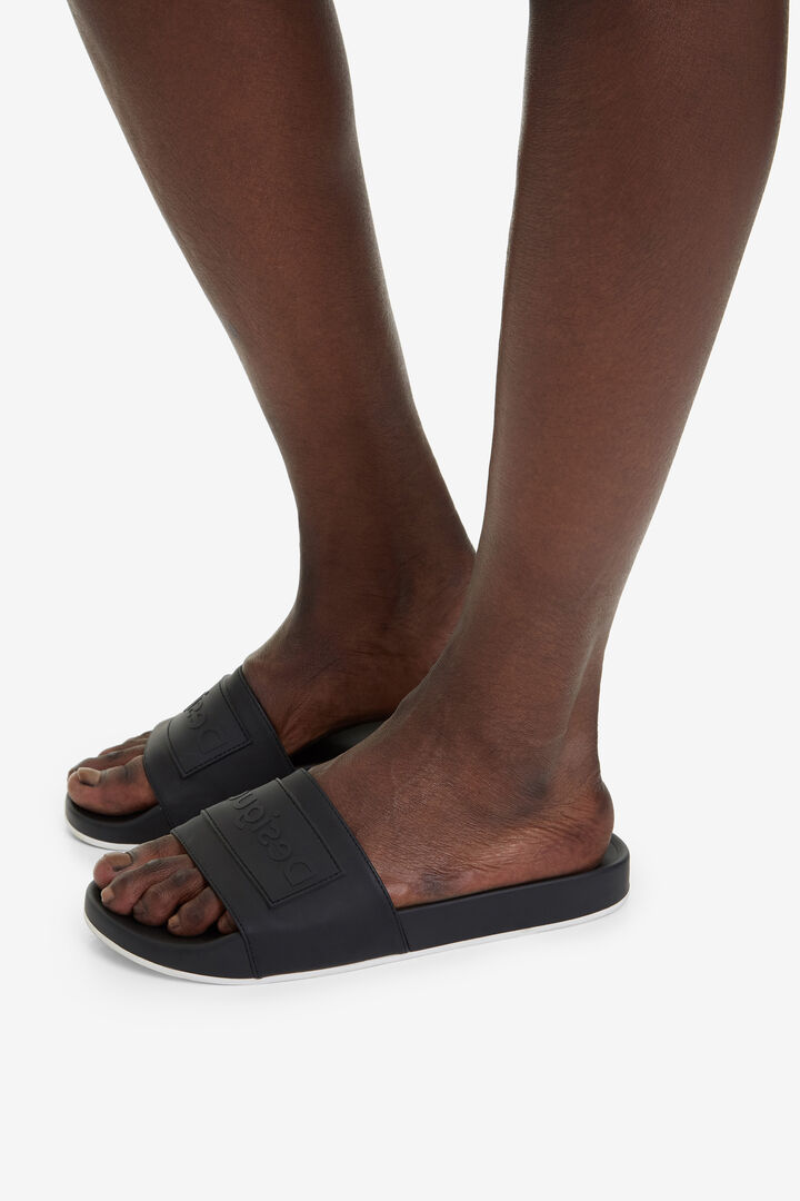 New Desigual logo slides | Desigual