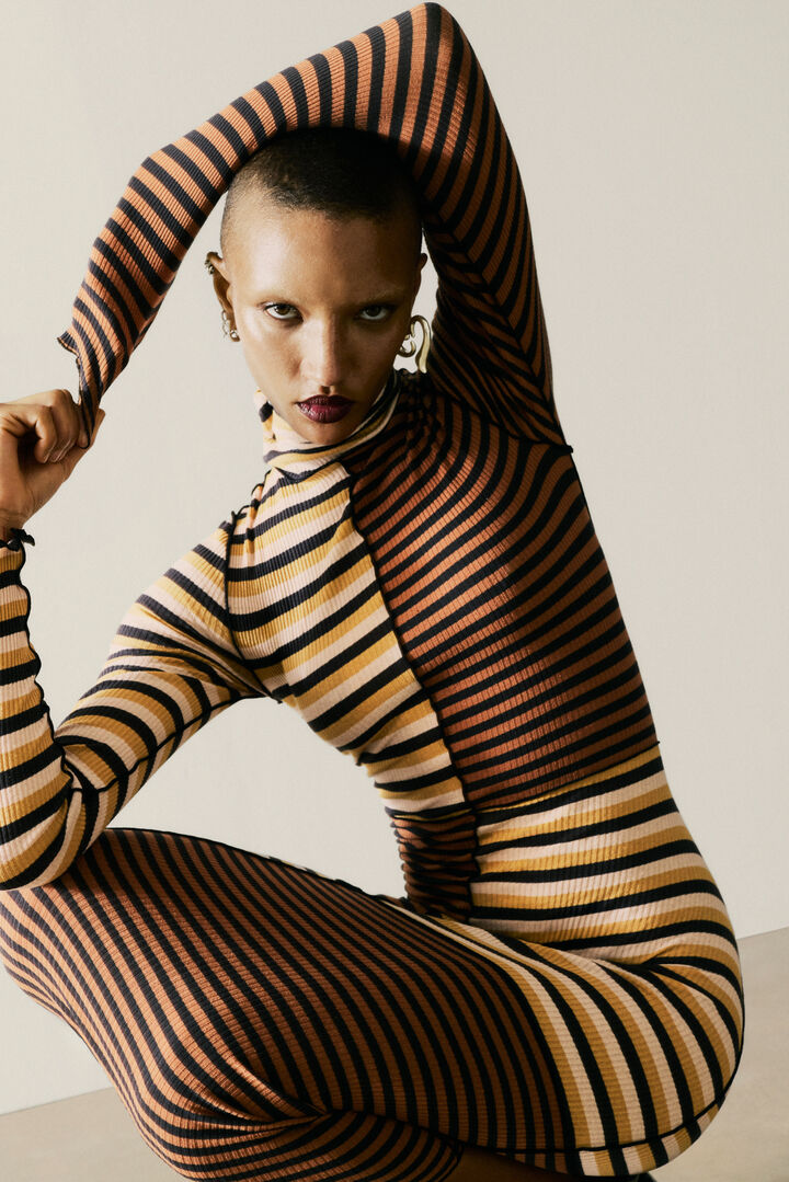 VESTIDO DE MALHA COM GOLA ALTA