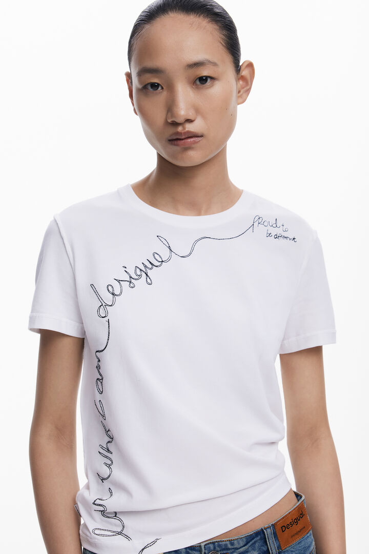 T-shirt with embroidered phrase | Desigual