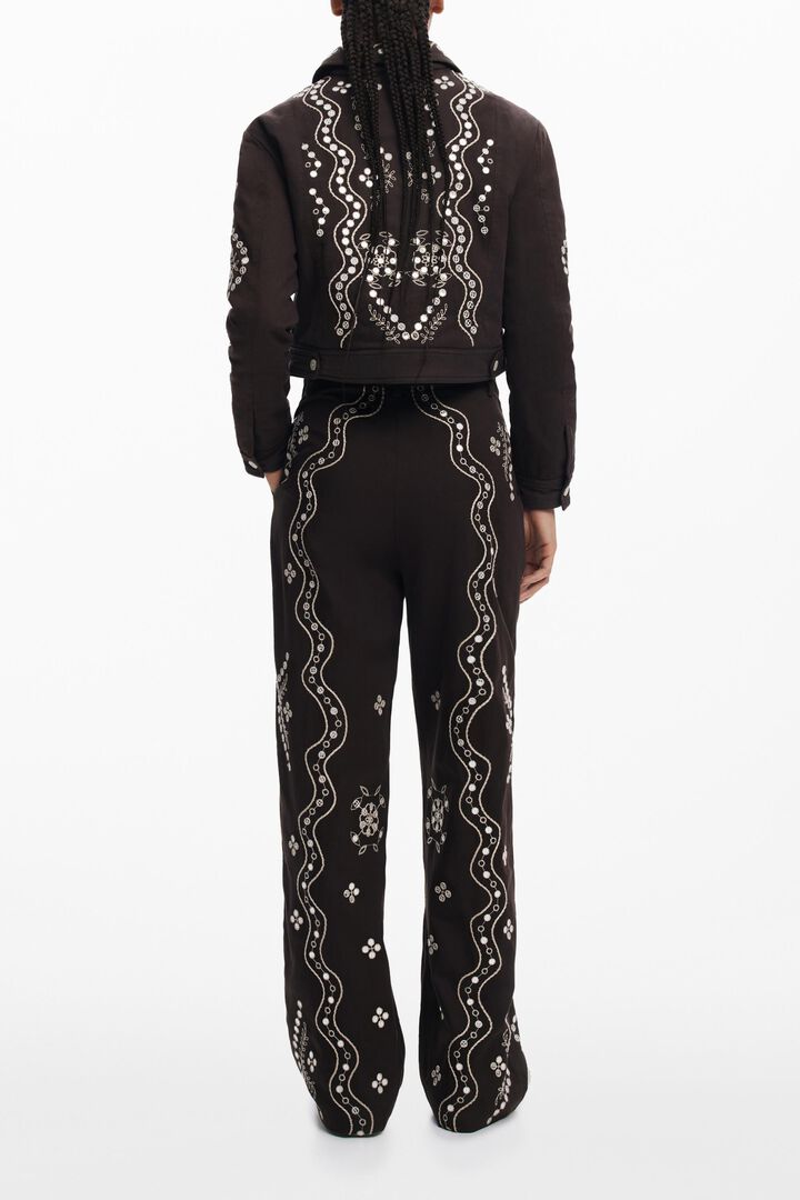 Cal&ccedil;a comprida com espelhos