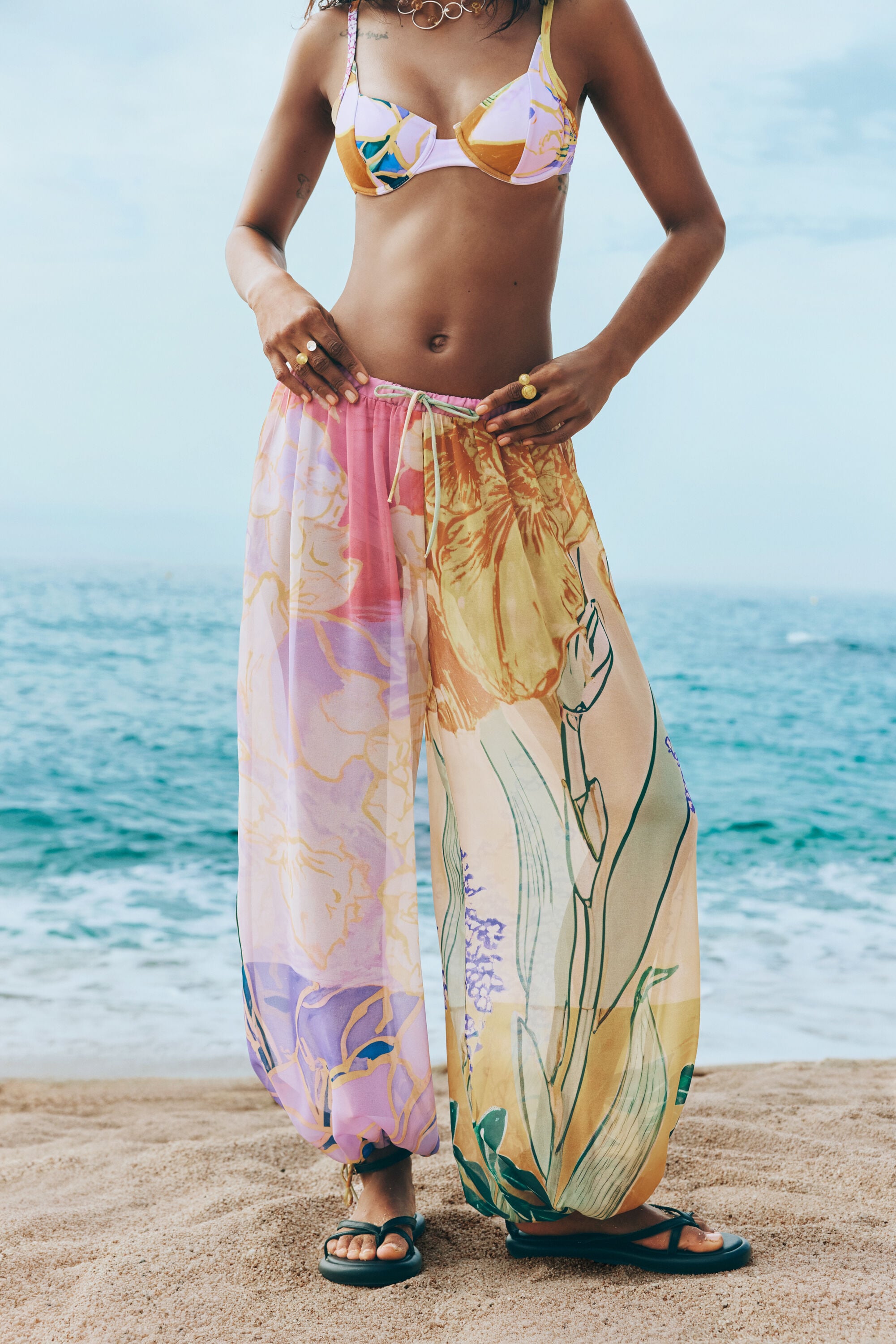 Long floral print trousers multicolour Women's I Desigual.com