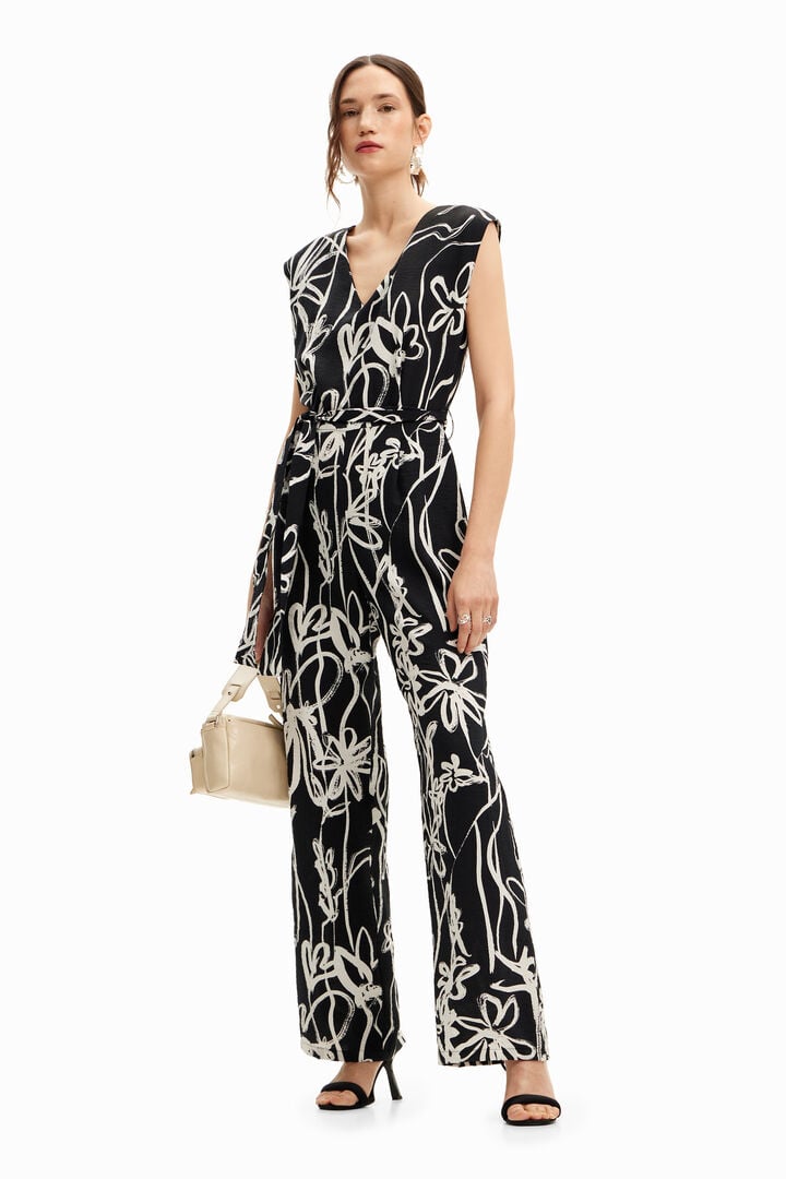 Long jumpsuit with arty flowers.