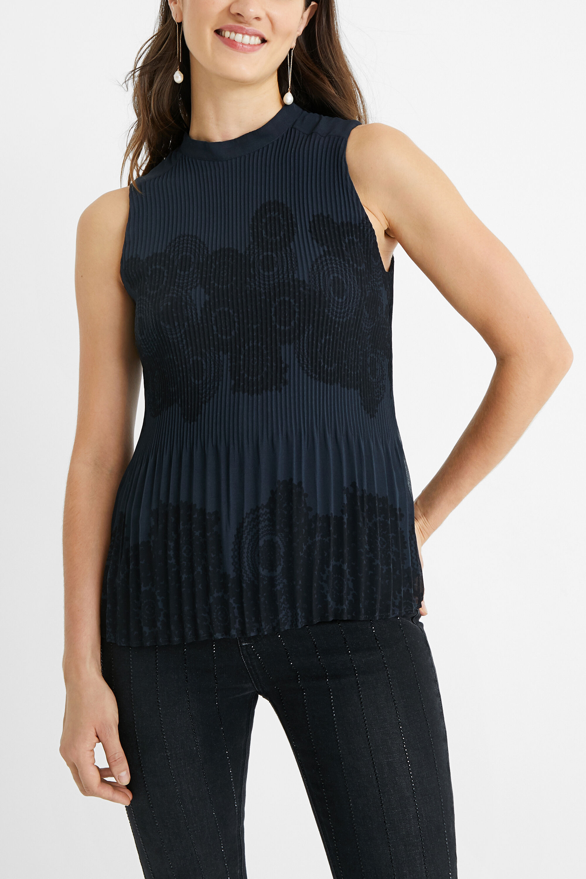 Sleeveless pleated blouse clearance