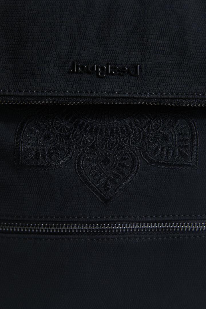 Square backpack extensible flap | Desigual