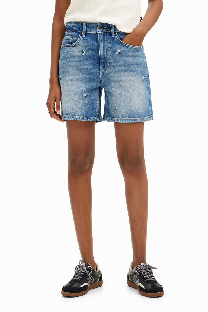 Pantalones shorts denim con pequeños dibujos de flores | Desigual
