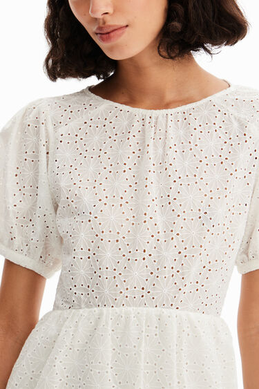 Vestit curt brodat suís | Desigual