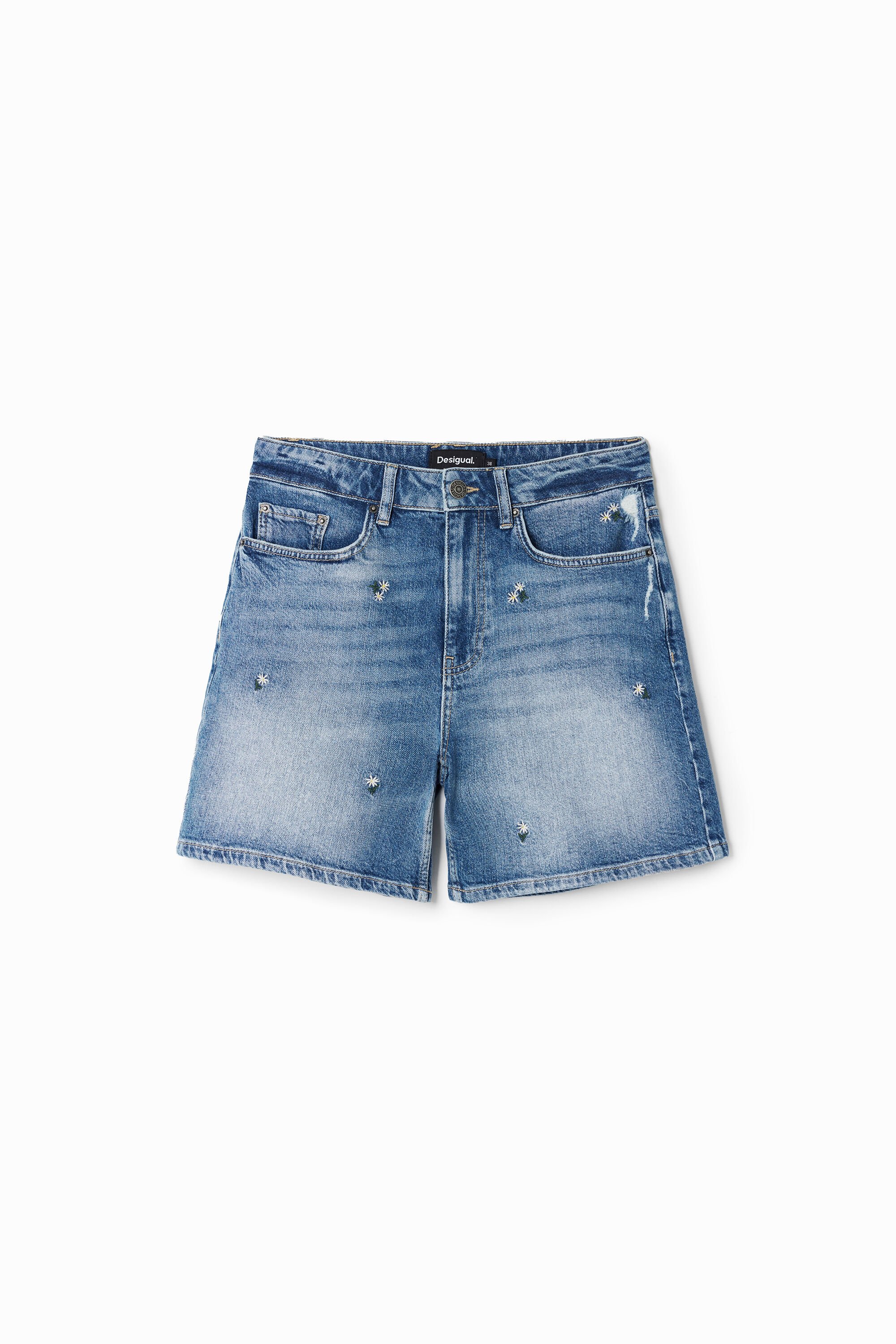 Pantalones shorts denim con pequeños dibujos de flores