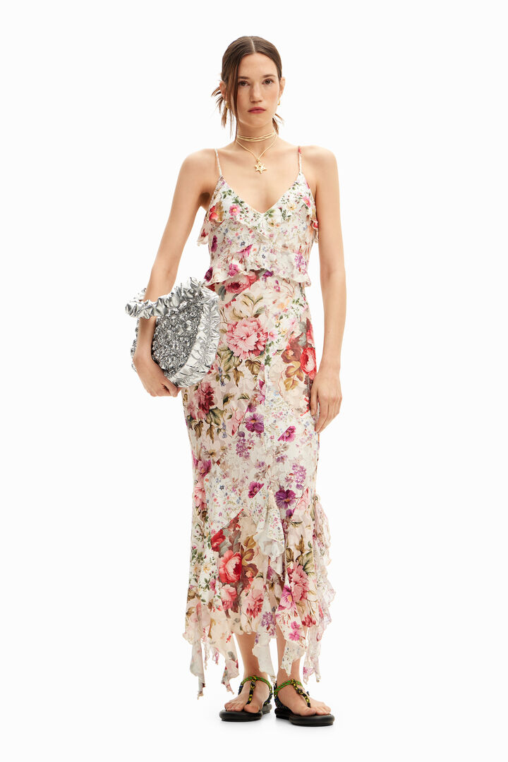 Long dress with floral print and ruffles.