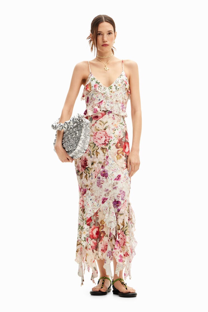 Langes Kleid mit Blumenmuster und Volants.