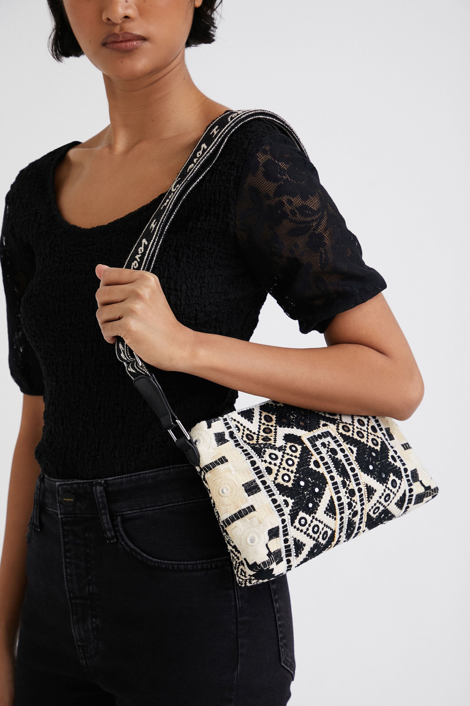 上質で快適 新品 新作モデル Desigual ボディバッグ ミニクロス デジグアル バッグ