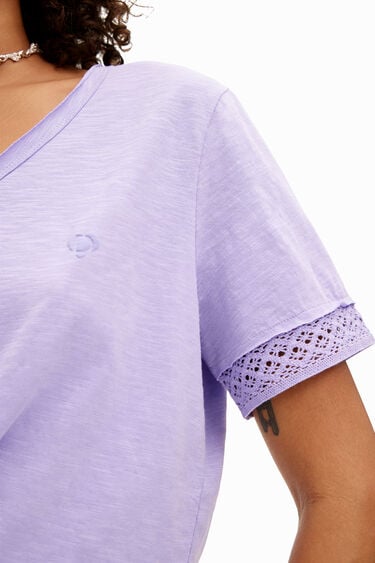 Koszulka dekoltem w szpic w ażurowy wzór | Desigual