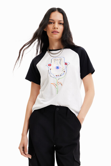 T-shirt arty mão e flor