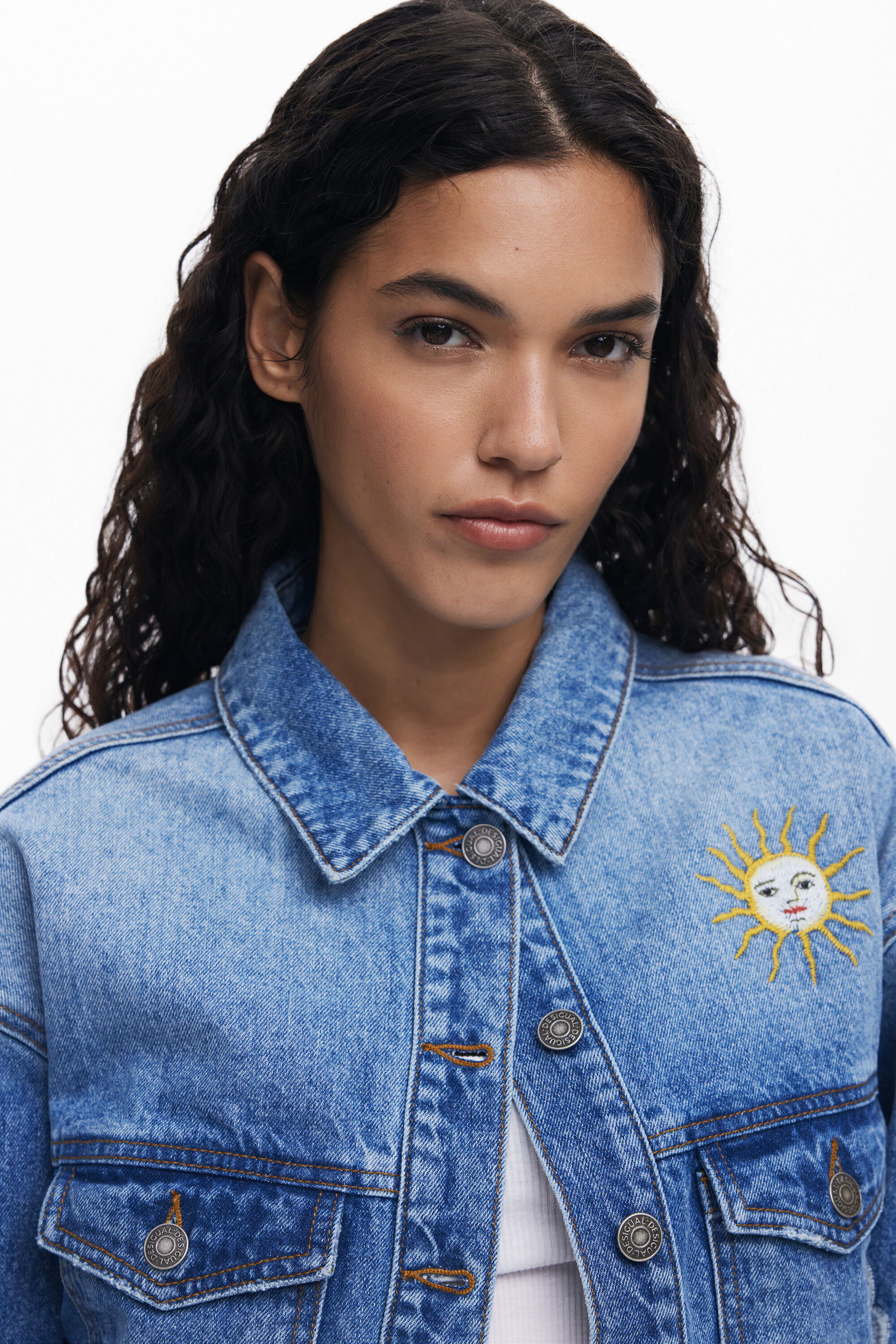 オリエンタル刺繍のデニムジャケット 女性用 I Desigual.com