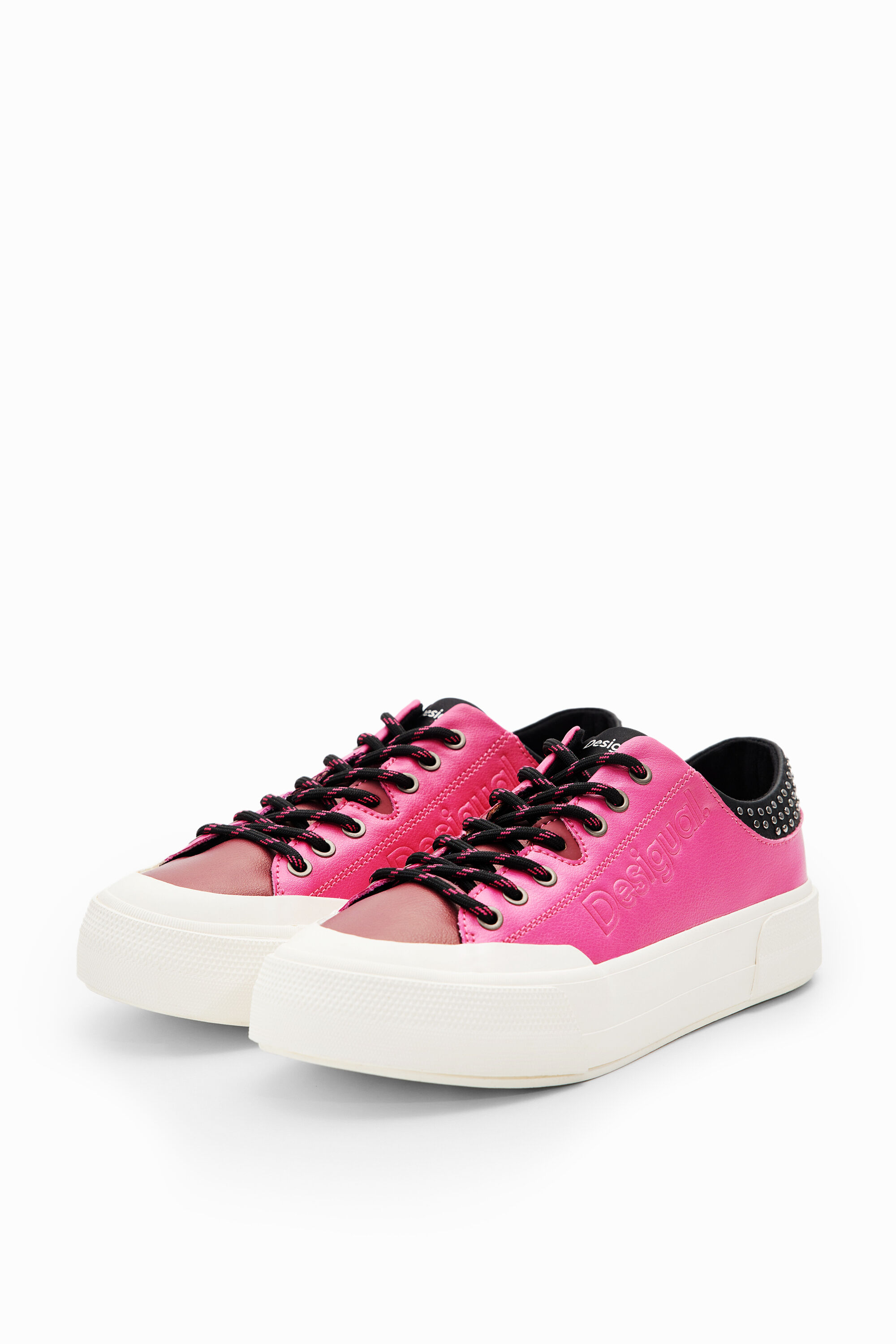 Sneakers met plateauzool en studs