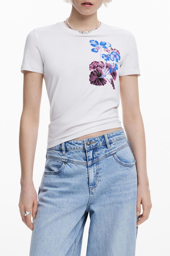 Mr. Christian LacroixによってデザインされたTシャツ