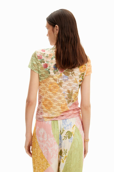 Durchbrochenes T-Shirt mit floralem Design. | Desigual