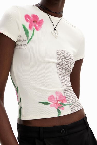Virágos újságpapír mintás póló | Desigual