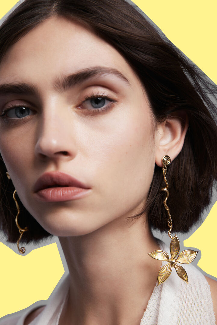 Zalio gold-plated asymmetric long flower earrings