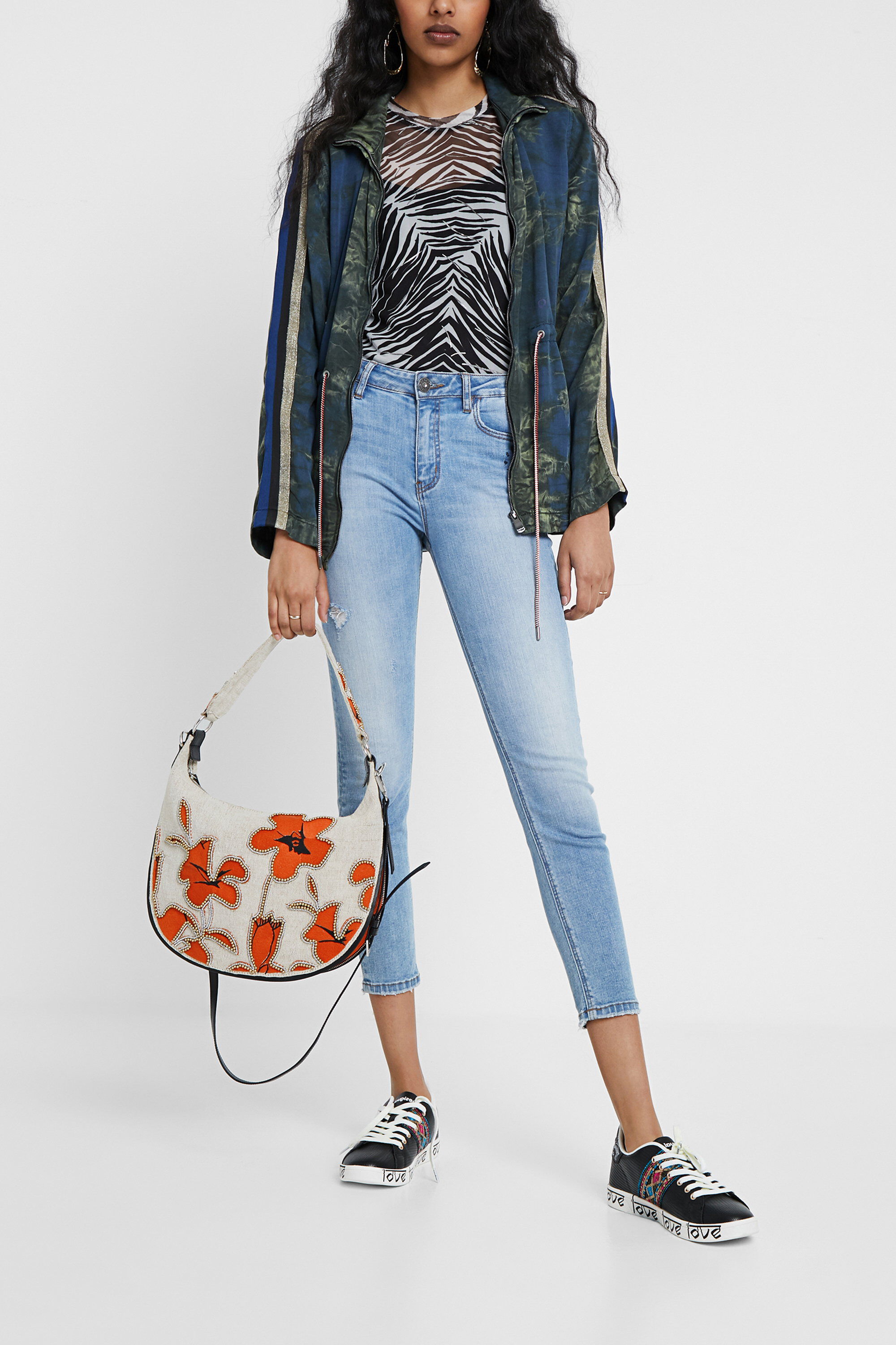 Rounded bag with hibiscus and pearls | Desigual.com Rounded bag with hibiscus and pearls | Desigual.com