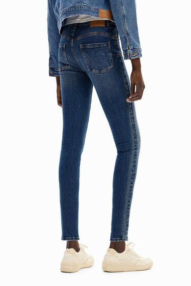 Ozke jeans hlače z bleščečimi rožicami | Desigual