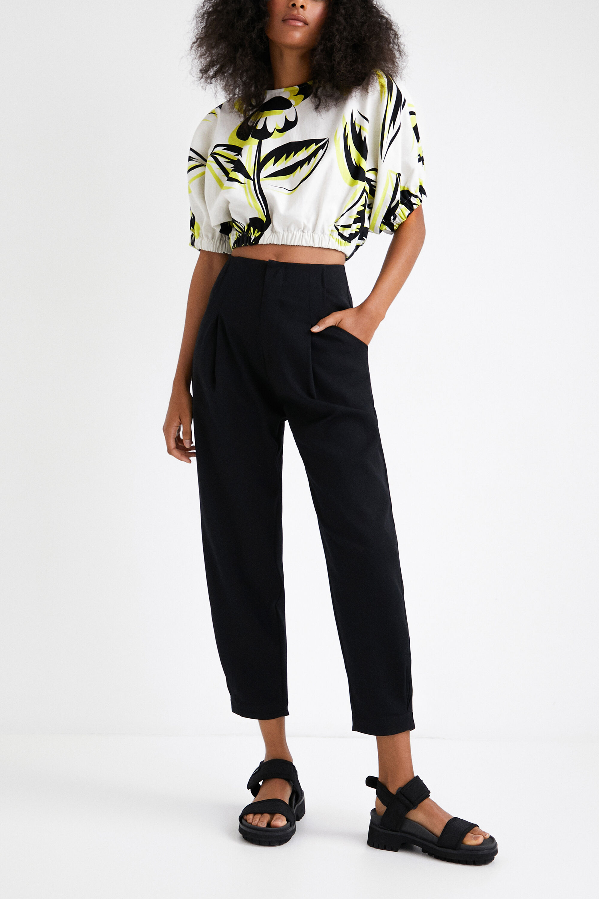 Blusa cropped flores Desigual