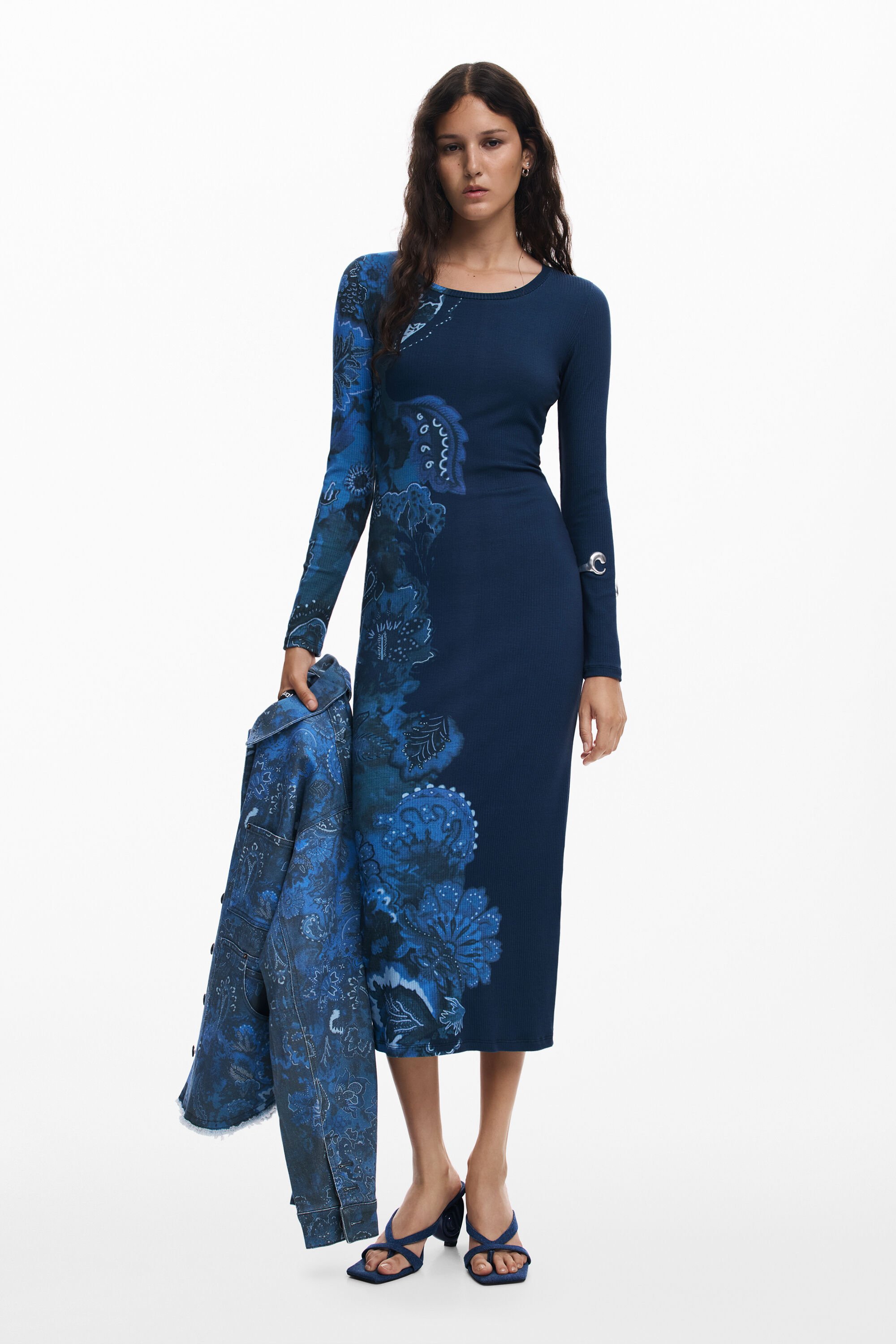 Nauwsluitende jurk met mandala's