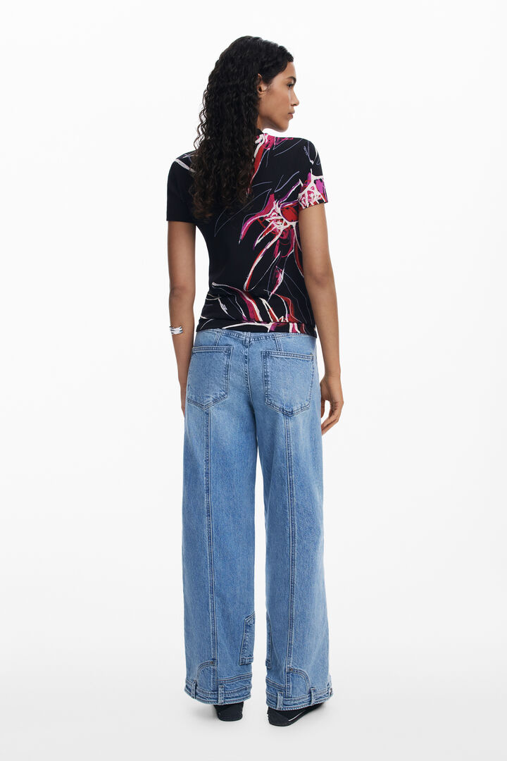 抽象的な花柄のTシャツ | Desigual