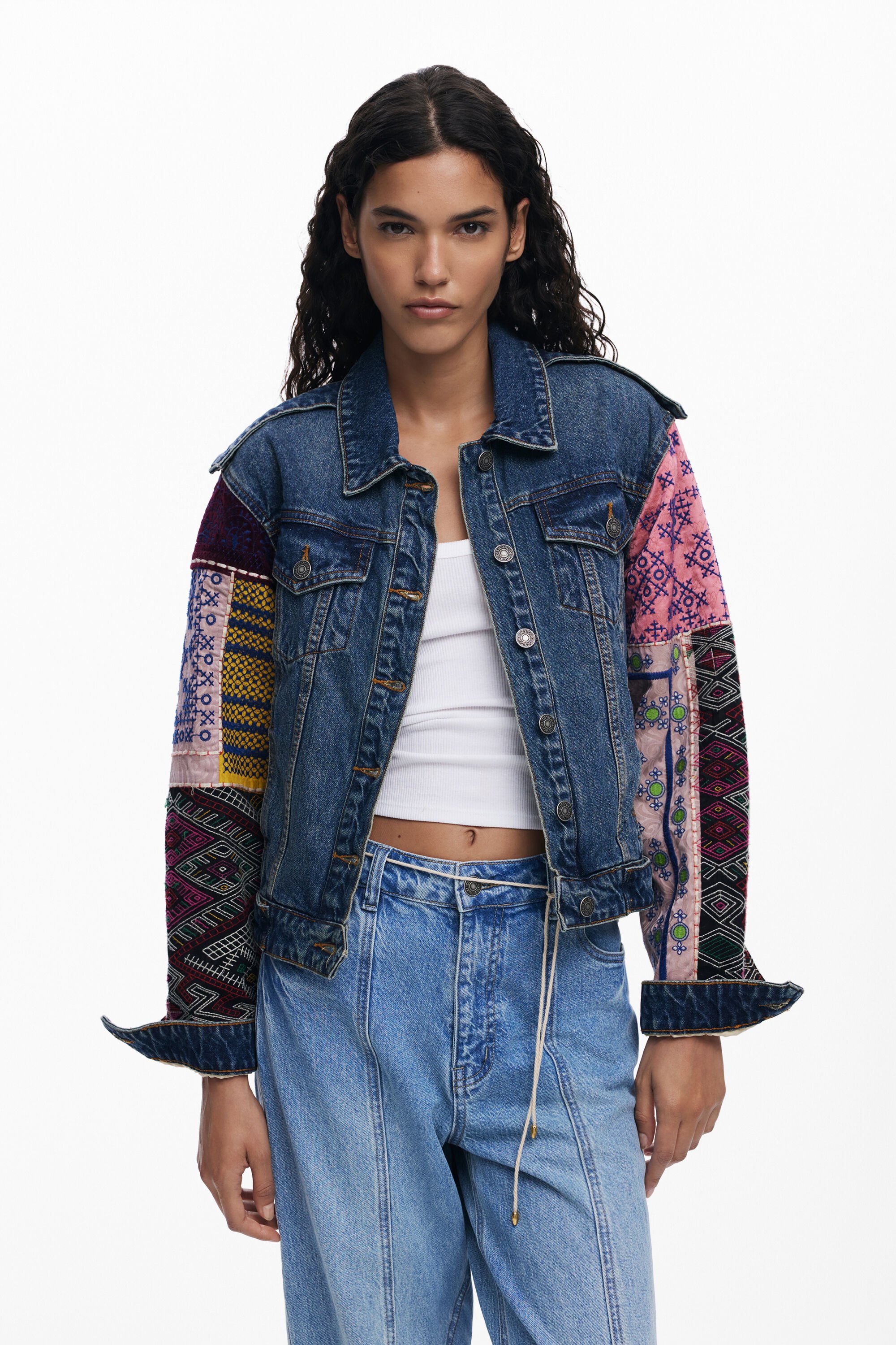 Jeansjacke mit kombinierten Ärmeln