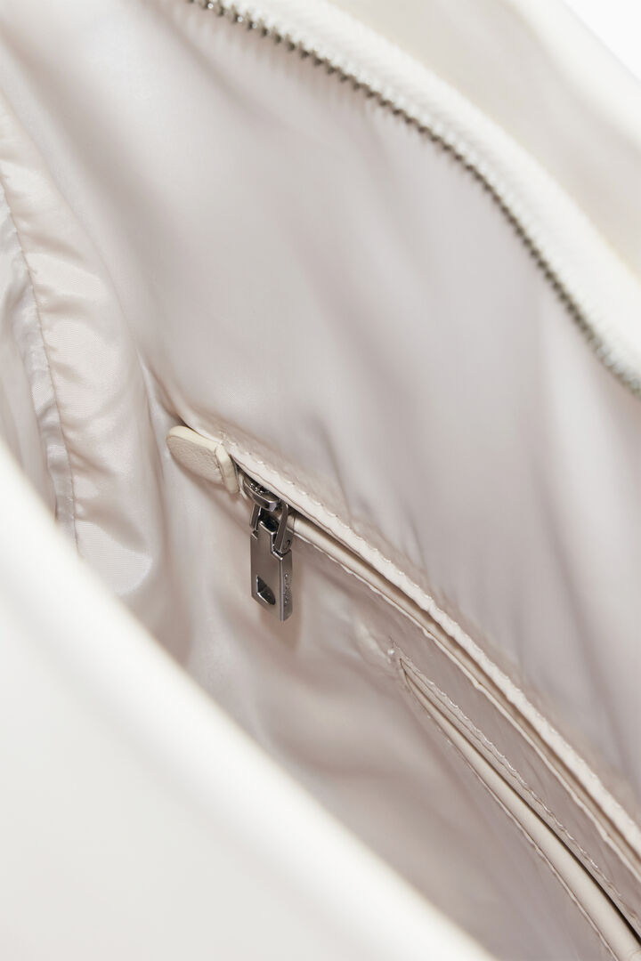 Mochila solapa cromada mediana | Desigual
