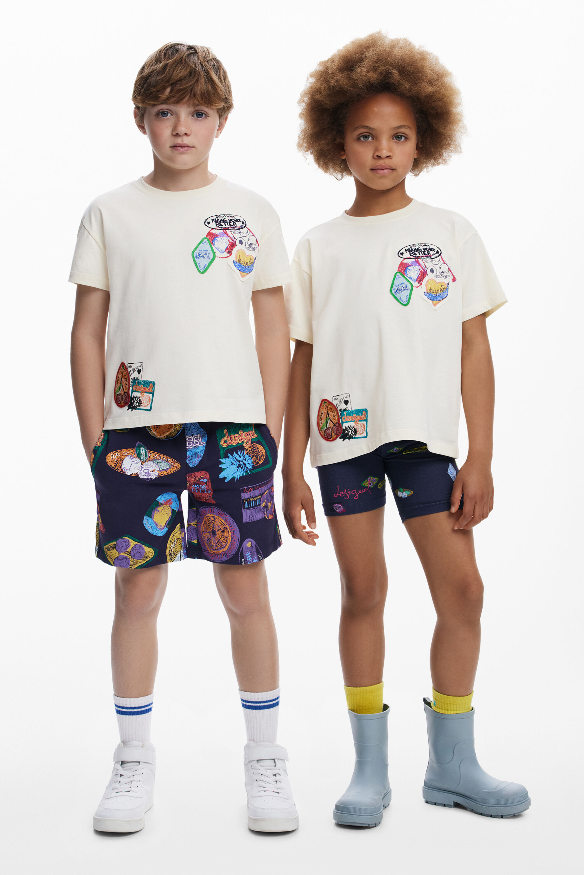 T-Shirt mit aufgenähten Aufnähern