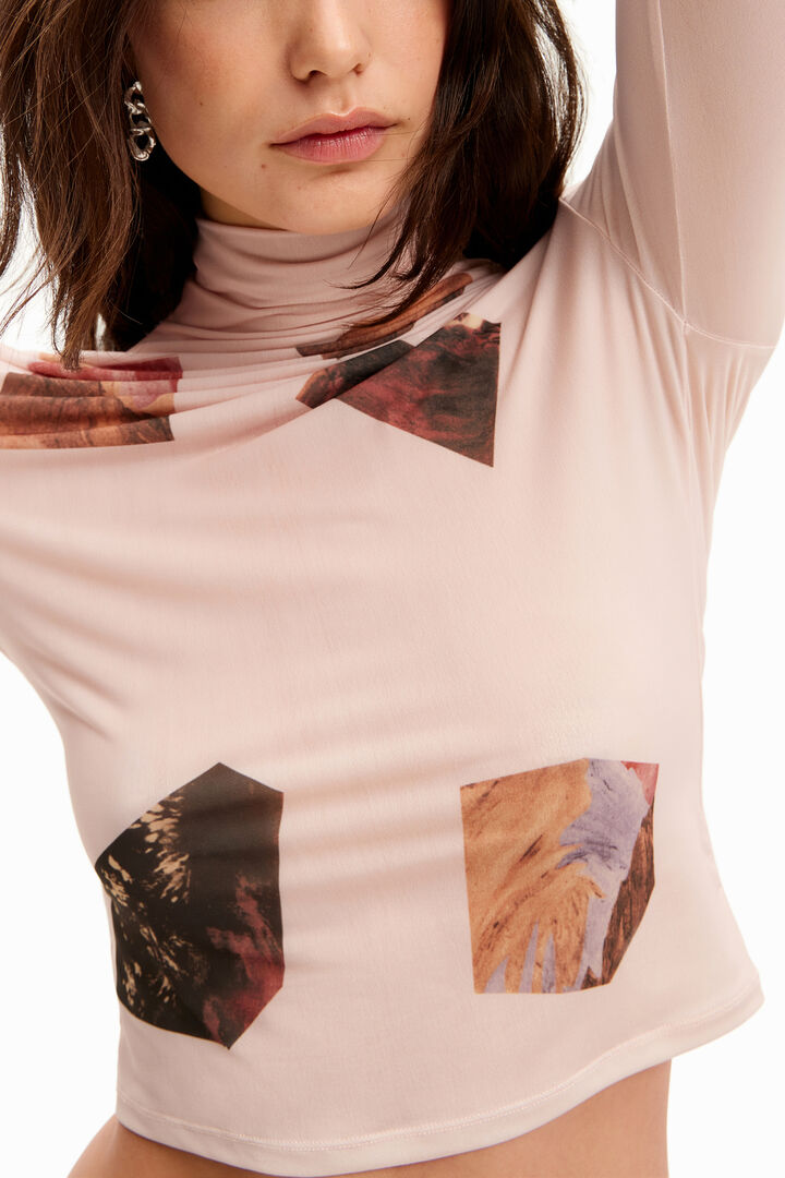 Camiseta slim cuello alto collage | Desigual