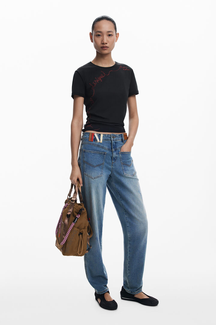 T-shirt with embroidered phrase | Desigual