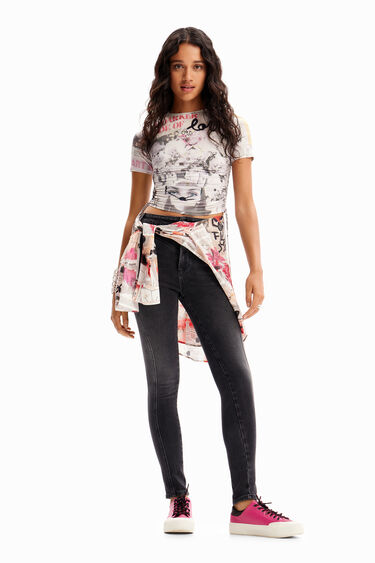 Camiseta slim periódico fruncidos | Desigual