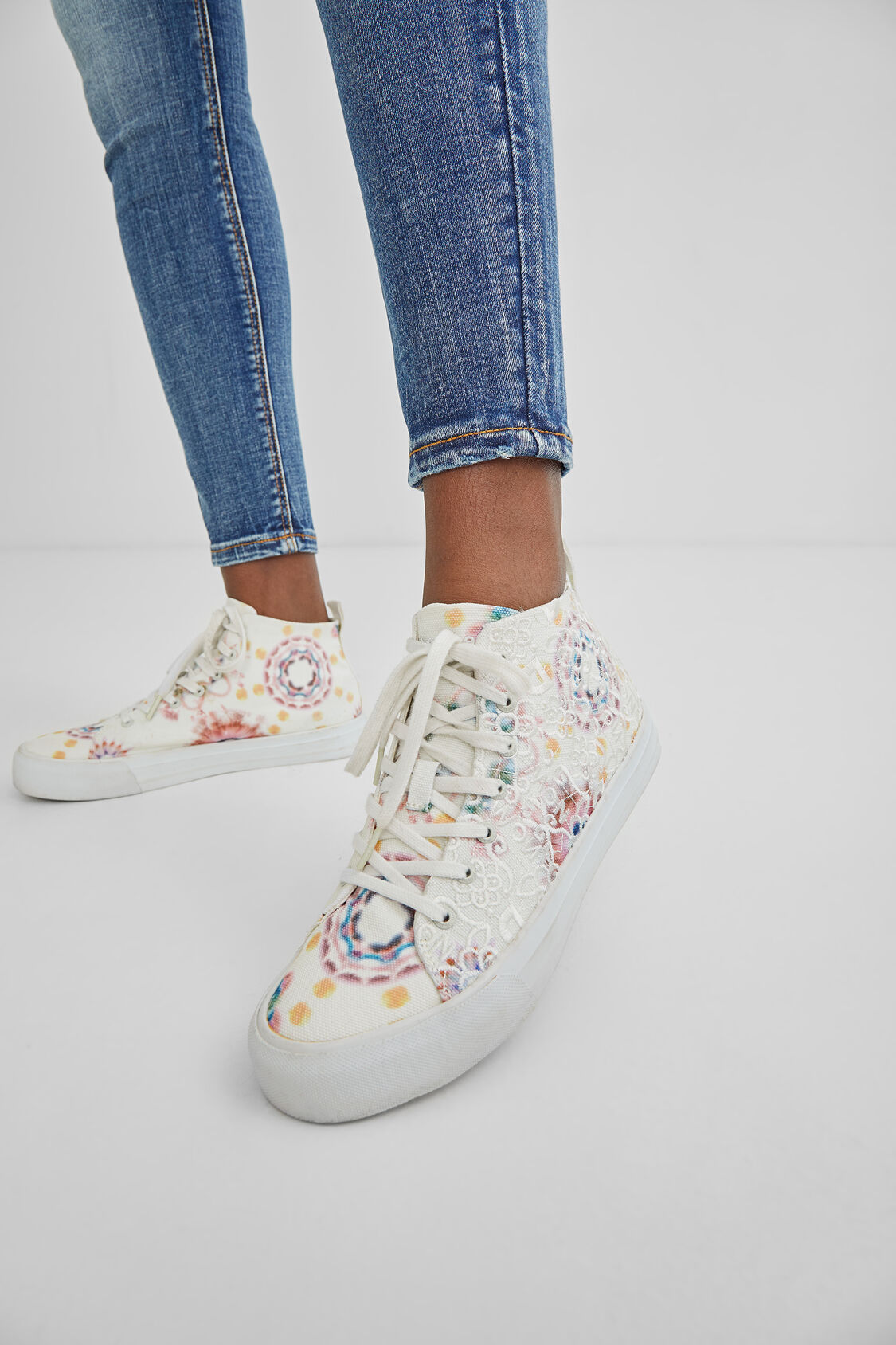 レース タイダイ ミドルカットスニーカー Desigual Com レース タイダイ ミドルカットスニーカー Desigual Com