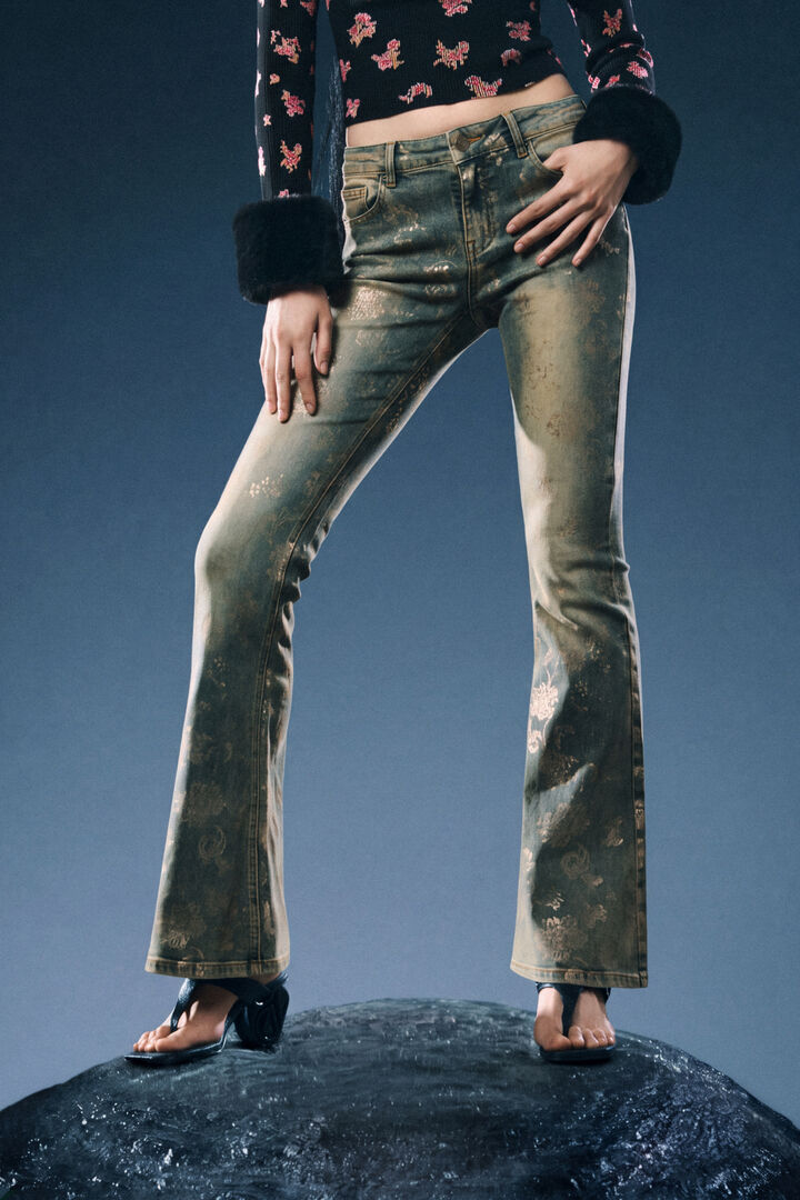 Shiny effect flare jeans