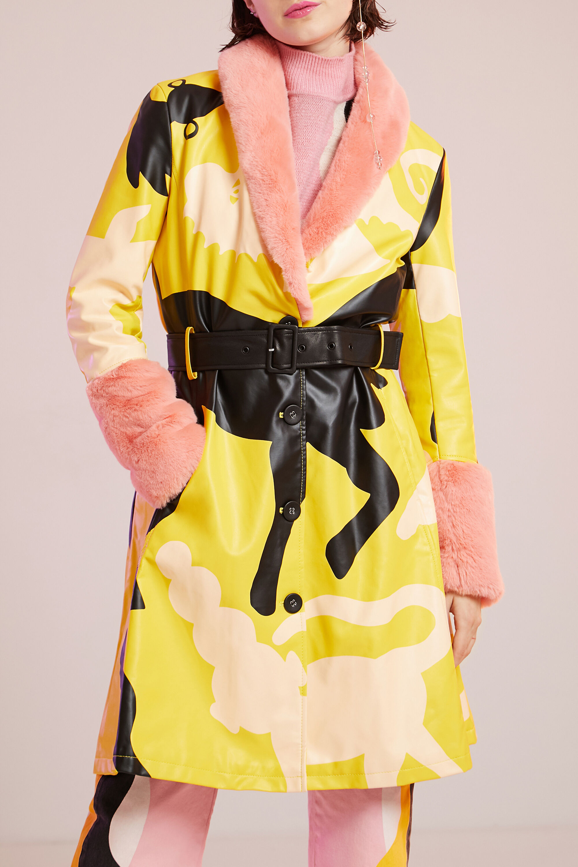 Abrigo 2025 amarillo desigual