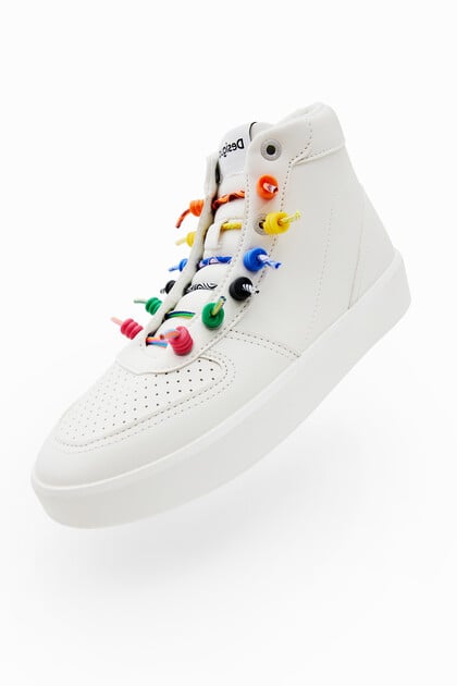 Sneakers altas cordões arco-íris