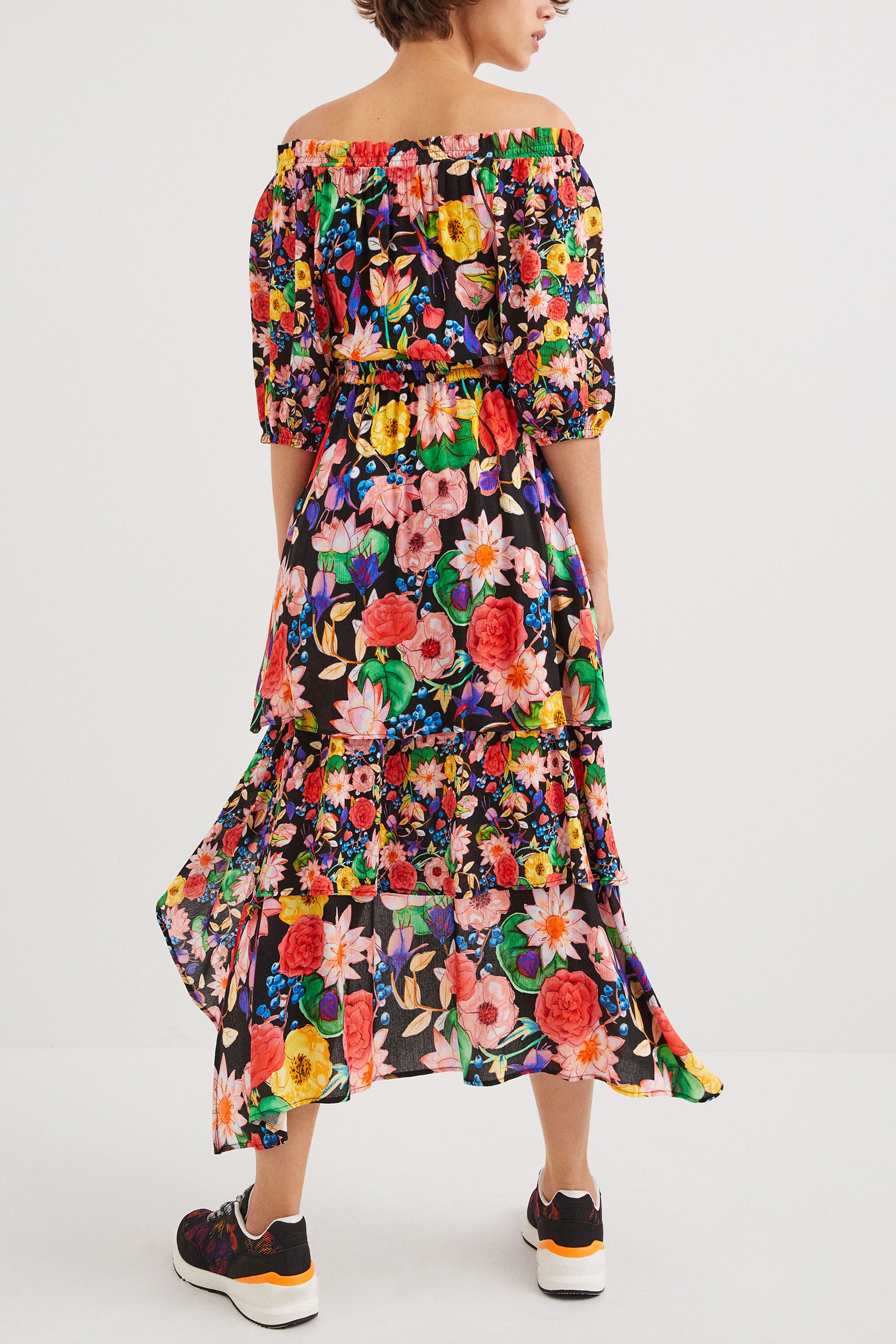 Asymmetrical clothing outlet club desigual