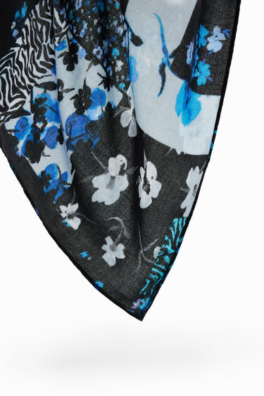 Rechthoekige sjaal met bloemenpatch | Desigual
