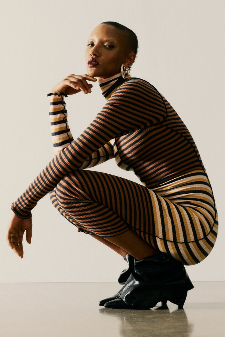 VESTIDO DE MALHA COM GOLA ALTA