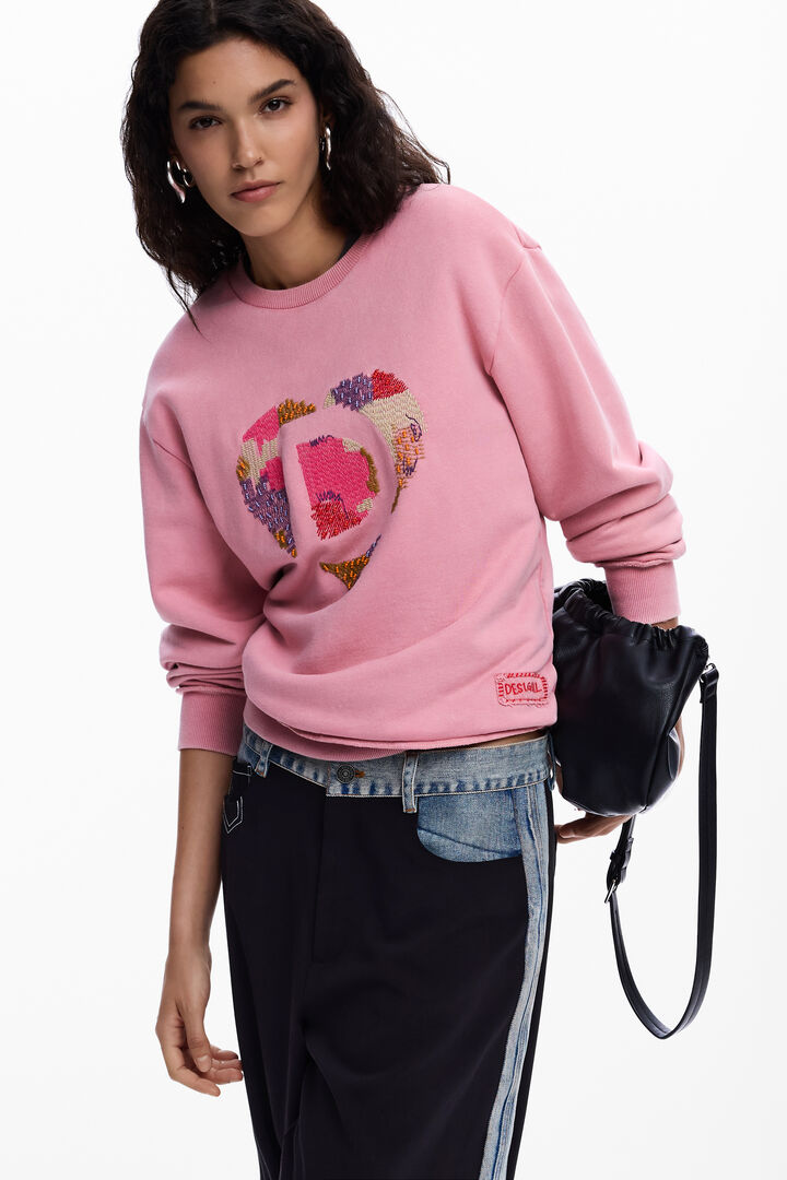 Sweatshirt with logo beads