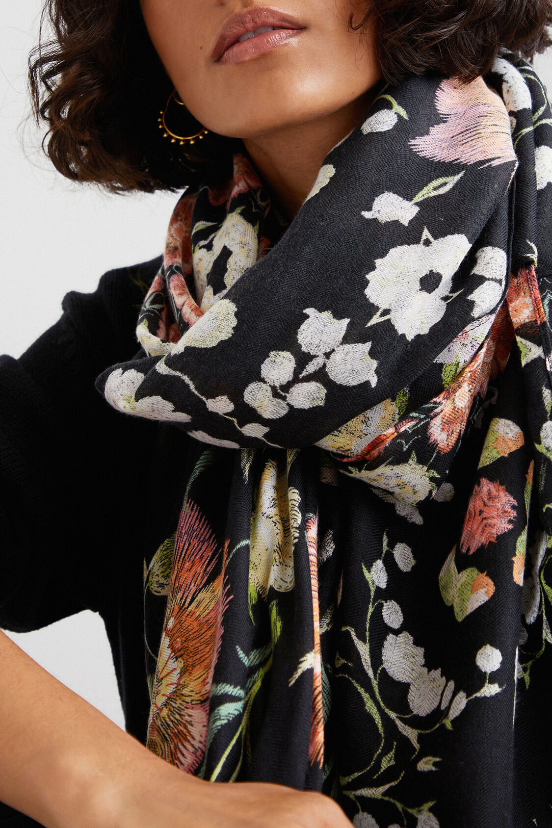 リバティ花柄 長方形ストール Desigual Com